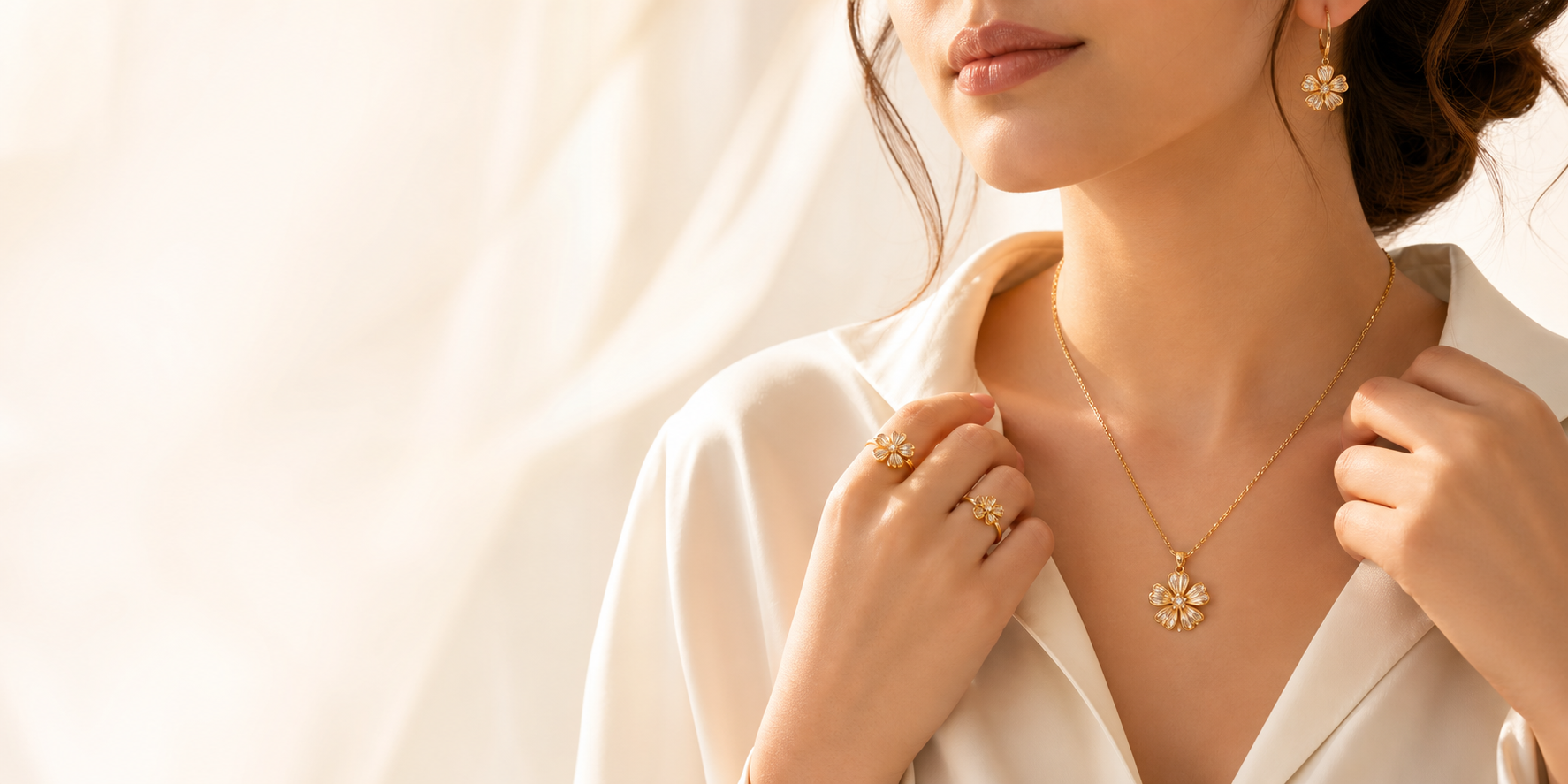 Bijoux dorés portés avec une chemise ivoire